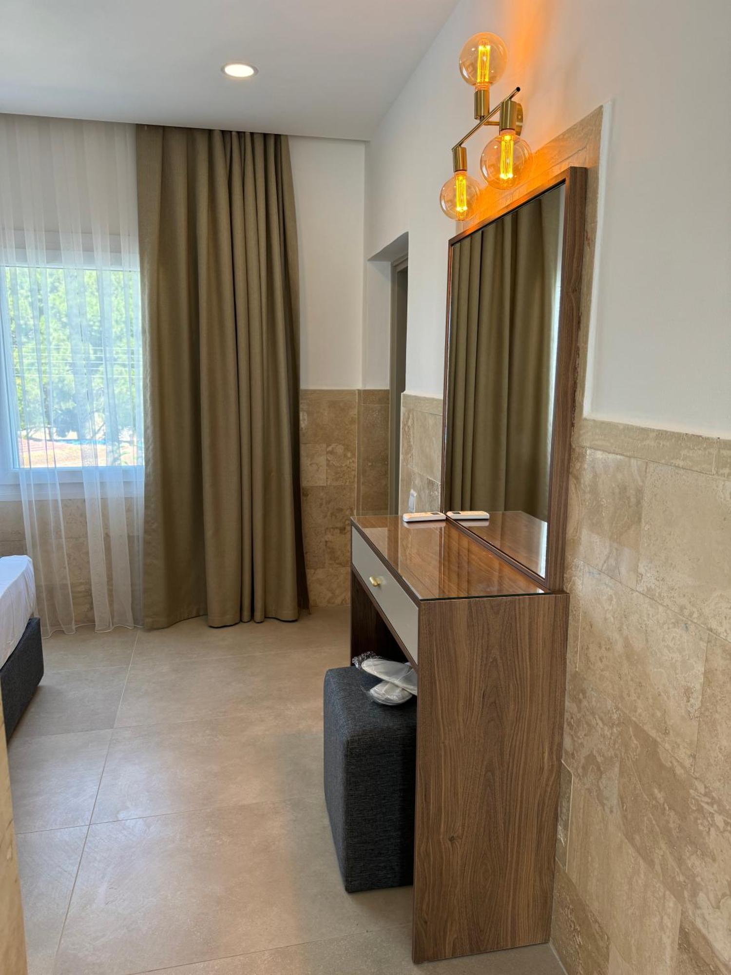 Hotel Pine Bay Club (Adults Only) Karavas  部屋 写真
