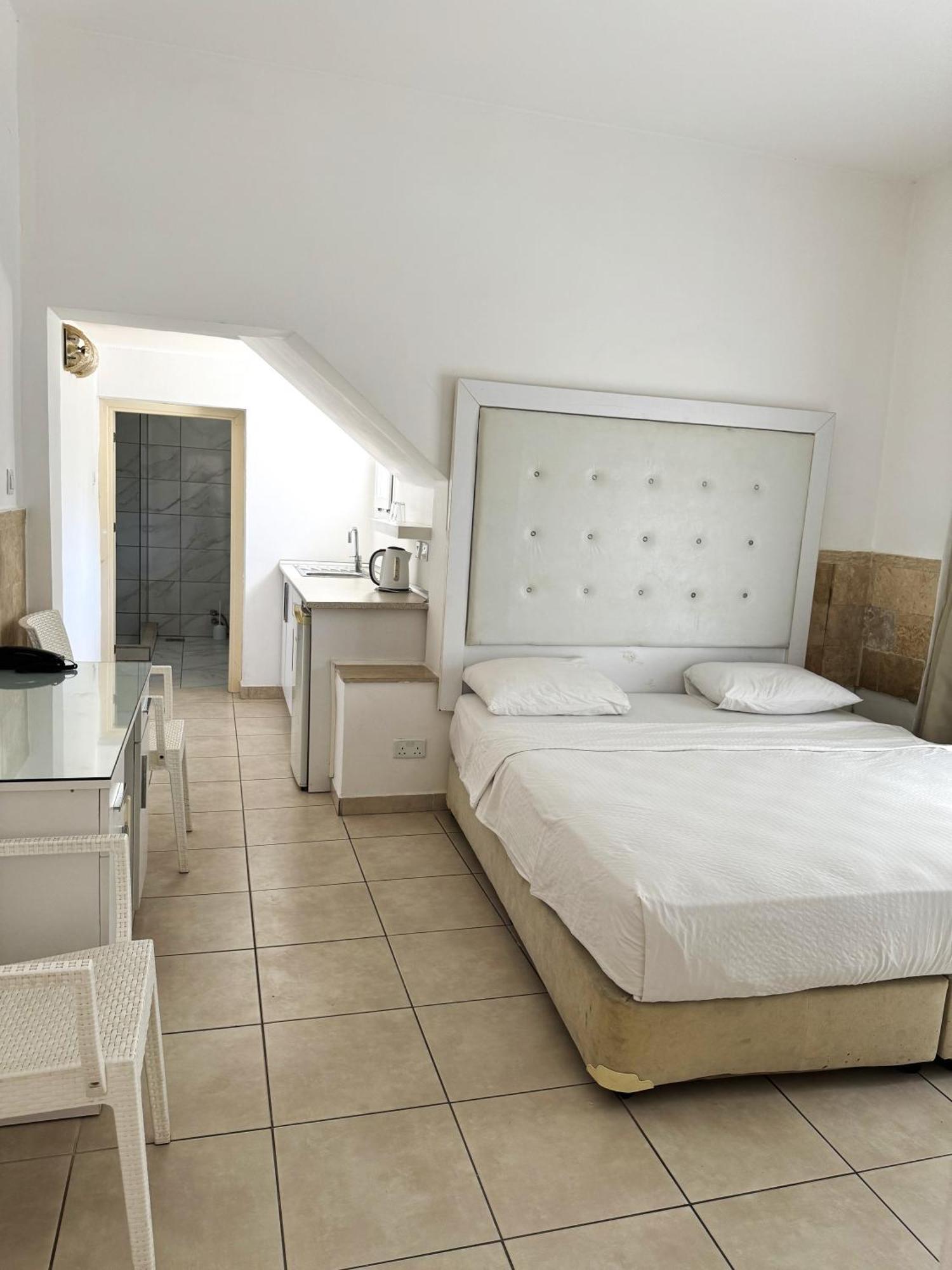 Hotel Pine Bay Club (Adults Only) Karavas  部屋 写真