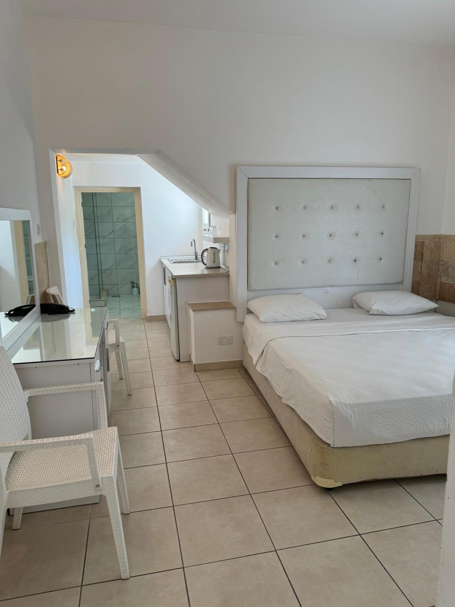 Hotel Pine Bay Club (Adults Only) Karavas  部屋 写真