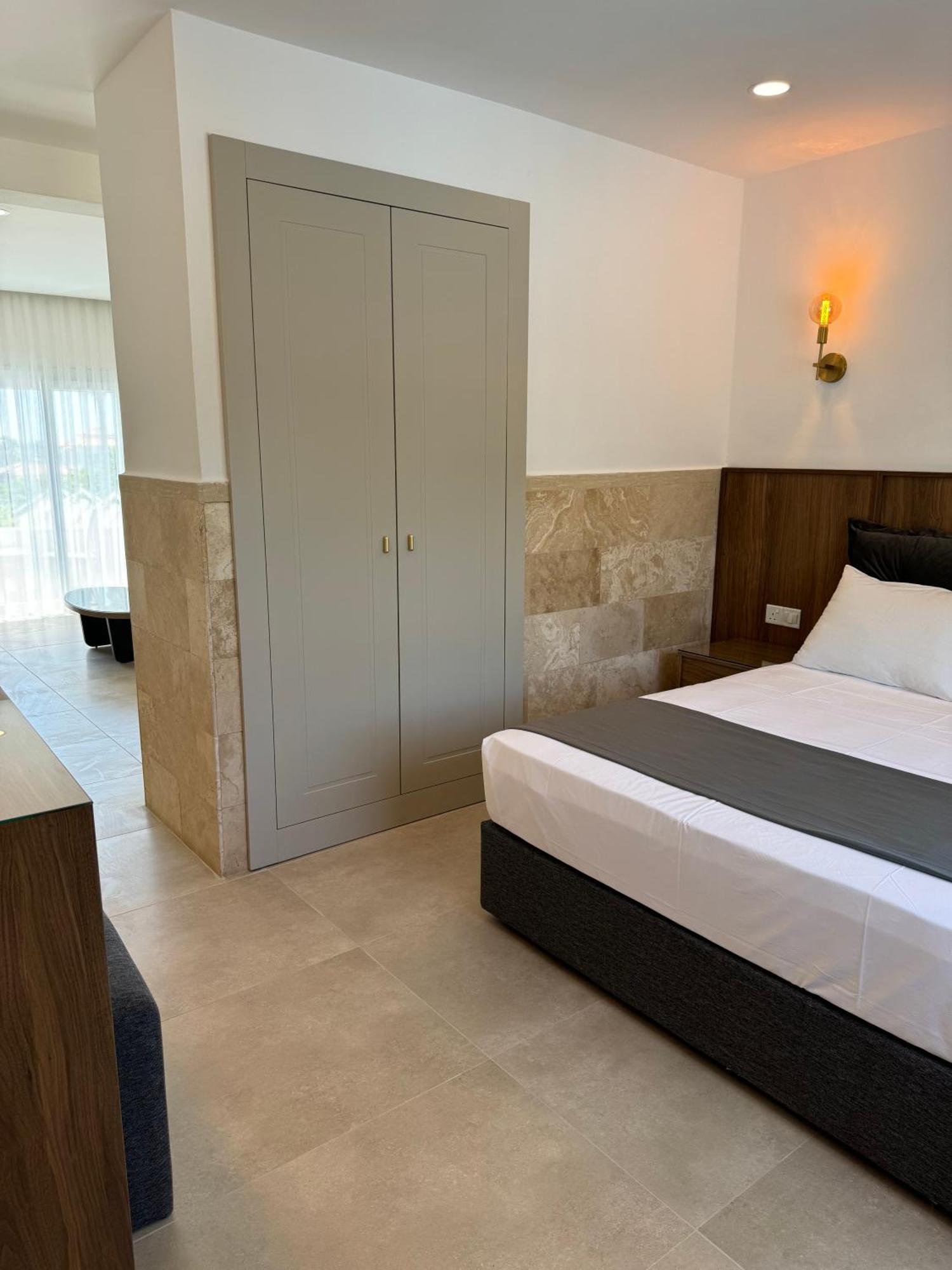 Hotel Pine Bay Club (Adults Only) Karavas  部屋 写真