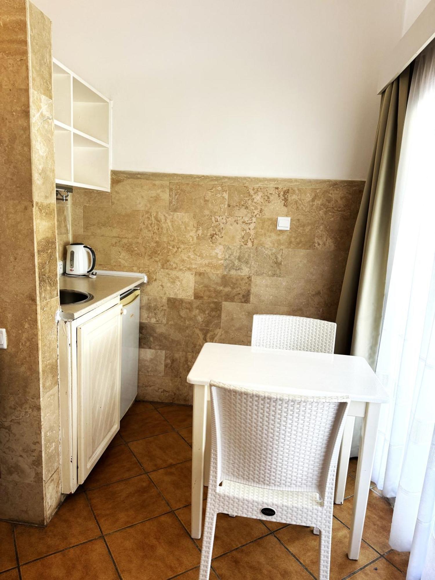 Hotel Pine Bay Club (Adults Only) Karavas  部屋 写真